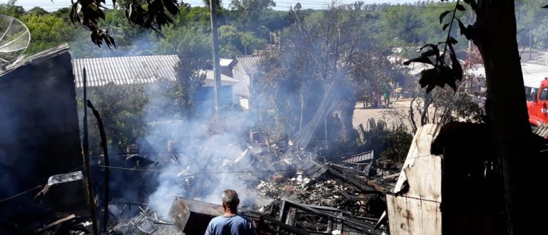 Bombeiros combatem incêndio no Bairro Cristo Rei