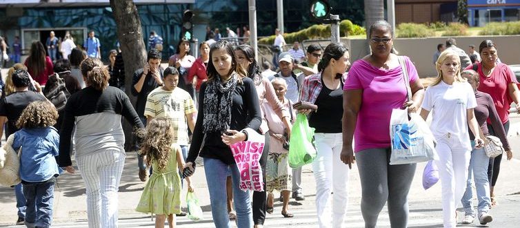 Confiança do consumidor sobe e atinge maior nível desde julho de 2014