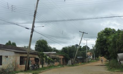 Postes inclinados assustam no Bairro Noêmia