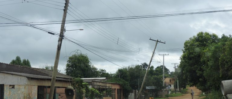 Postes inclinados assustam no Bairro Noêmia