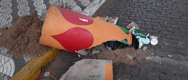 Vandalismo: lixeiras de concreto são destruídas no Centro