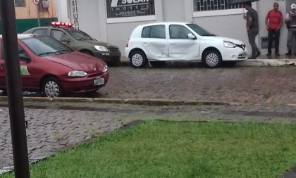 Colisão entre dois carros no centro no início da manhã