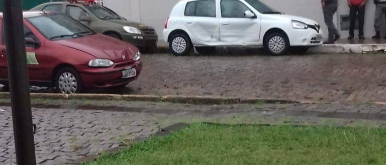 Colisão entre dois carros no centro no início da manhã