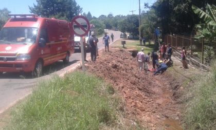 Colisão na Estrada da Ferreira deixa uma pessoa ferida