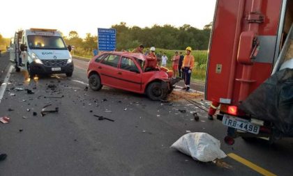 Mulher morre em colisão com caminhão na RSC-287