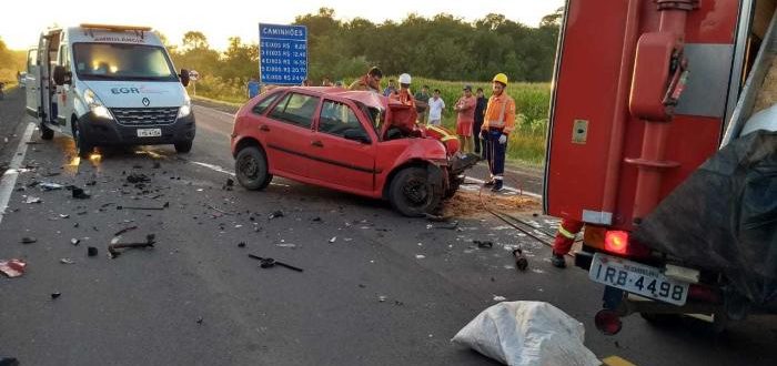 Mulher morre em colisão com caminhão na RSC-287