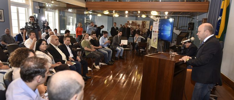 Marlon apresenta rotinas para os novos deputados