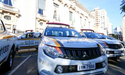 Brigada Militar de Cachoeira do Sul recebe motocicleta e caminhonete Hilux