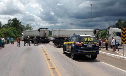 BR-290: acidente mata dois motociclistas