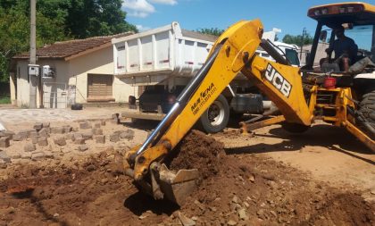 Secretaria de Obras canaliza e limpa bairros