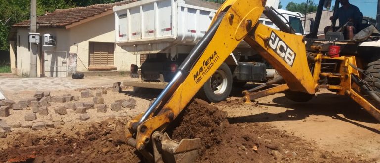 Secretaria de Obras canaliza e limpa bairros