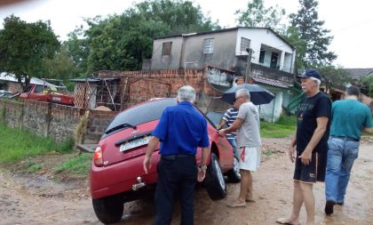 Mutirão ajuda a tirar carro que caiu em buraco no Fátima