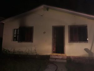 Casa onde menino morto morava com agressor pega fogo