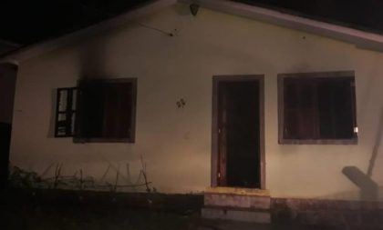 Casa onde menino morto morava com agressor pega fogo