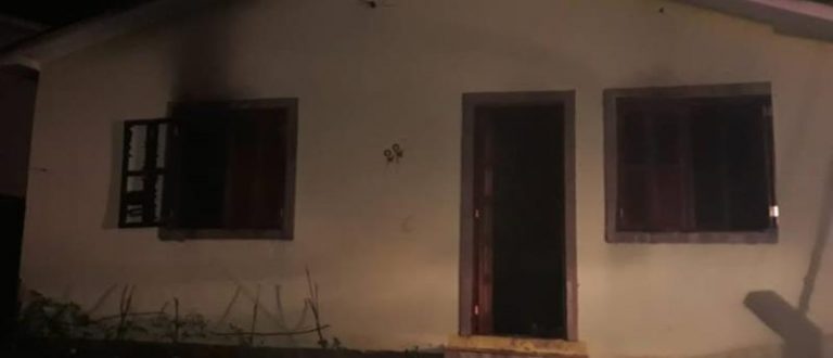 Casa onde menino morto morava com agressor pega fogo