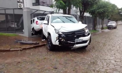 Colisão no Soares leva carro para o pátio de prédio