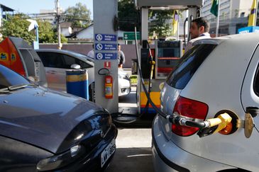 Gasolina nas refinarias tem neste sábado segundo reajuste no mês