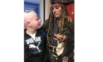 Johnny Depp visita crianças doentes vestido de Jack Sparrow