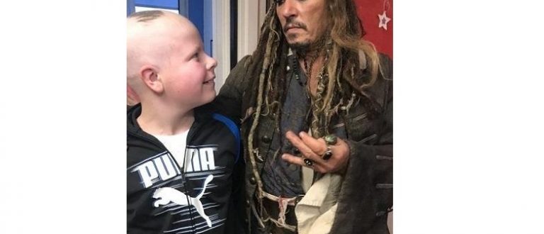 Johnny Depp visita crianças doentes vestido de Jack Sparrow