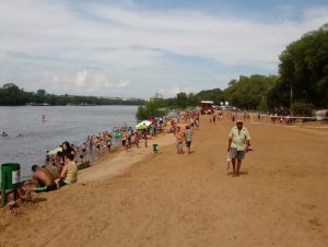 Último domingo do ano de calor registra movimento na Praia Nova