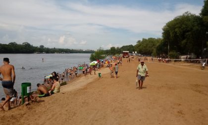 Último domingo do ano de calor registra movimento na Praia Nova