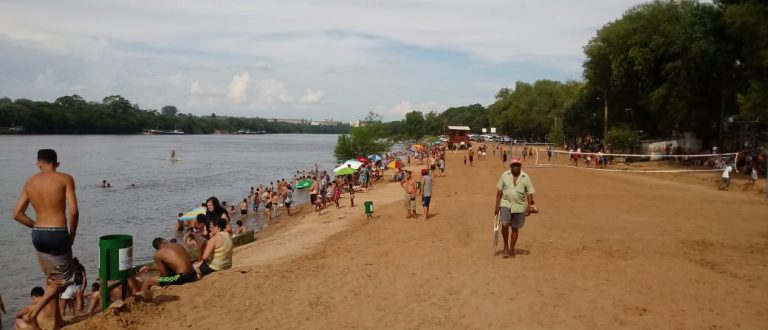 Último domingo do ano de calor registra movimento na Praia Nova