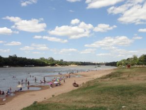 Praia Nova abre temporada, mas ainda imprópria para banho