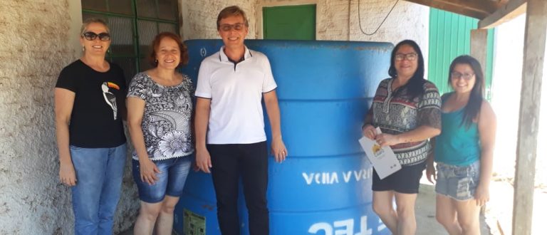 Escolas recebem reservatórios para coletar água da chuva