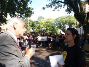 Professores protestam. Prefeito dá explicações