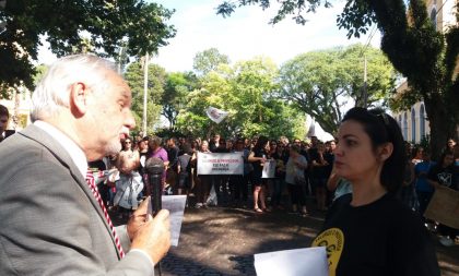 Professores protestam. Prefeito dá explicações