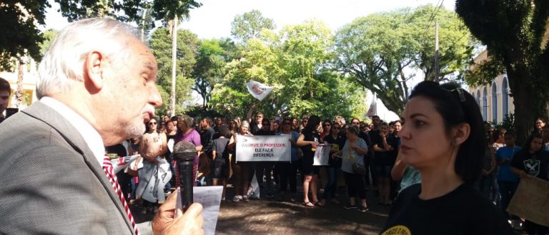 Professores protestam. Prefeito dá explicações