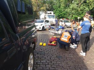 Motociclista fica ferida em acidente no centro