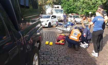 Motociclista fica ferida em acidente no centro