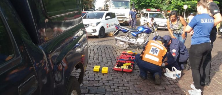 Motociclista fica ferida em acidente no centro