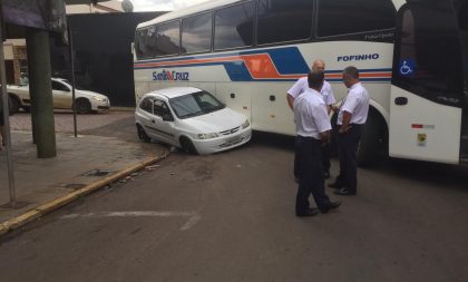 Ônibus prensa carro contra meio-fio na Saldanha