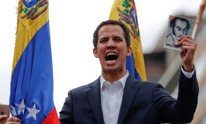 Guaidó faz juramento e diz ser presidente em exercício da Venezuela