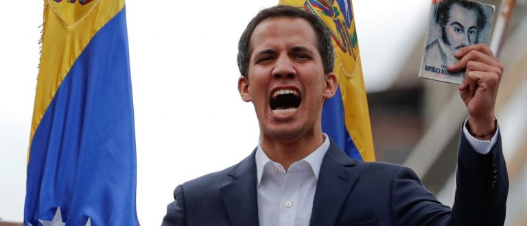 Guaidó faz juramento e diz ser presidente em exercício da Venezuela