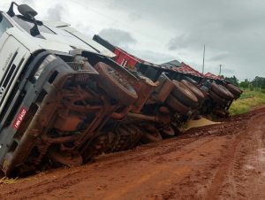 Bitrem não vence o barro da estrada ERS-403