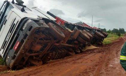 Bitrem não vence o barro da estrada ERS-403