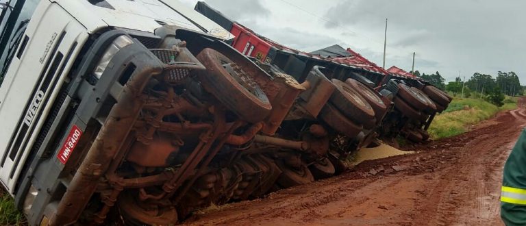 Bitrem não vence o barro da estrada ERS-403