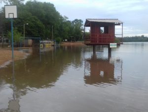 Rio Jacuí sai do leito e atinge região da Praia Nova