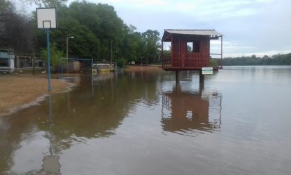 Rio Jacuí sai do leito e atinge região da Praia Nova