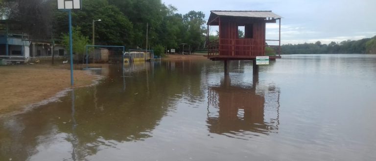 Rio Jacuí sai do leito e atinge região da Praia Nova