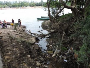 Água suja e com mau cheiro para dentro do Rio Jacuí