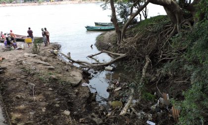 Água suja e com mau cheiro para dentro do Rio Jacuí