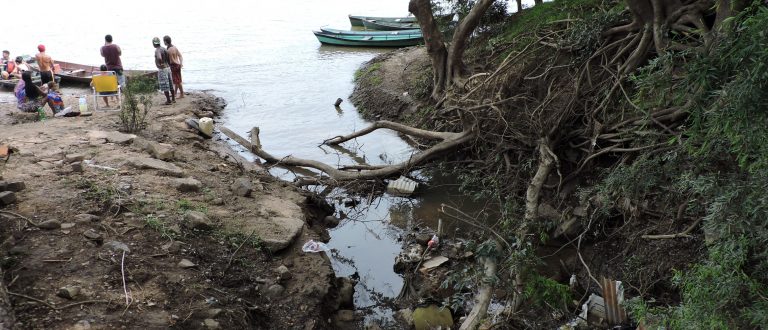 Água suja e com mau cheiro para dentro do Rio Jacuí