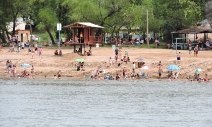 Deu Praia e agitação, apesar da água imprópria para o banho