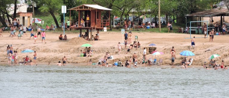 Deu Praia e agitação, apesar da água imprópria para o banho