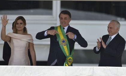 Michelle Bolsonaro discursa em libras no Parlatório antes de marido