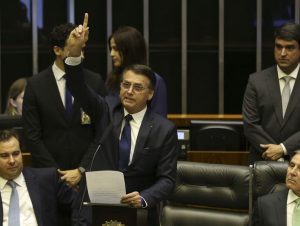 Bolsonaro assina decreto que define salário mínimo de R$ 998